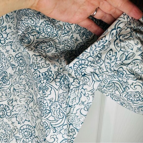 Old Navy Floral White and Blue Flat Front Cotton Shorts 6” Inseam 8 - Picture 8 of 10